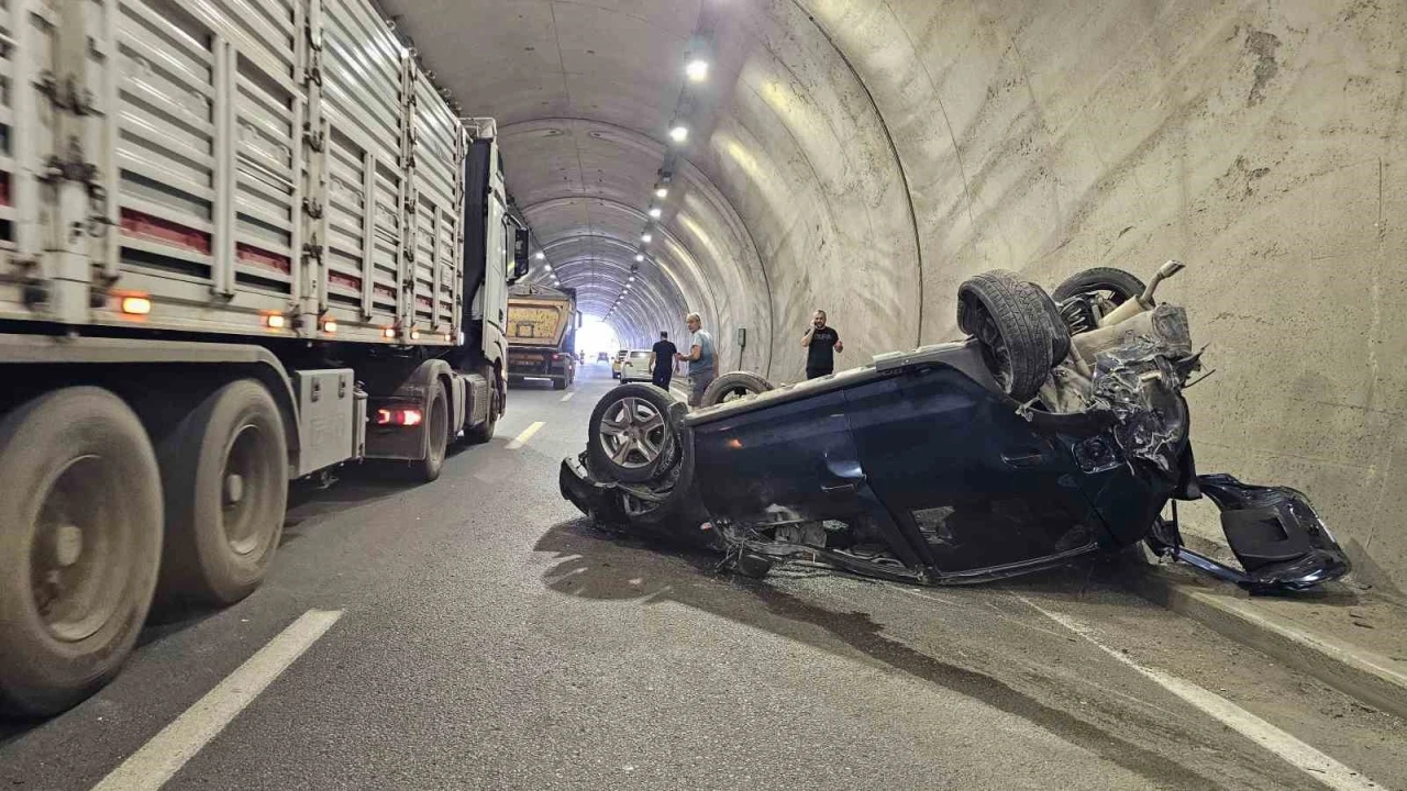 Kontrolden &ccedil;ıkan otomobil t&uuml;nelde metrelerce takla attı: 2 yaralı
