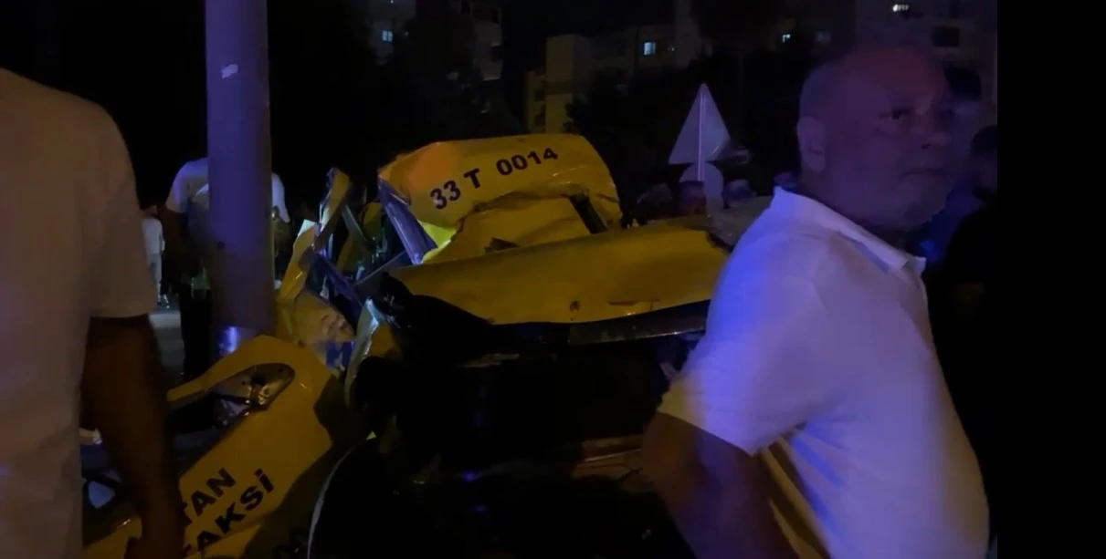 Kontrolden çıkan taksi elektrik direğine çarptı: 2 ölü
