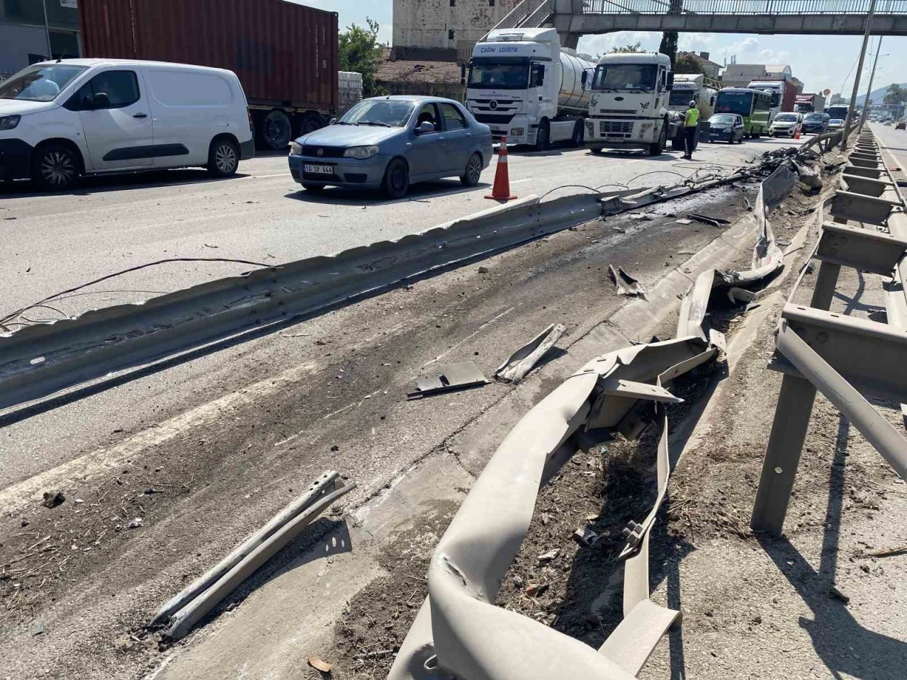 Kontrolden &ccedil;ıkan tır bariyerleri aşarak karşı şeride ge&ccedil;ti: 1 yaralı
