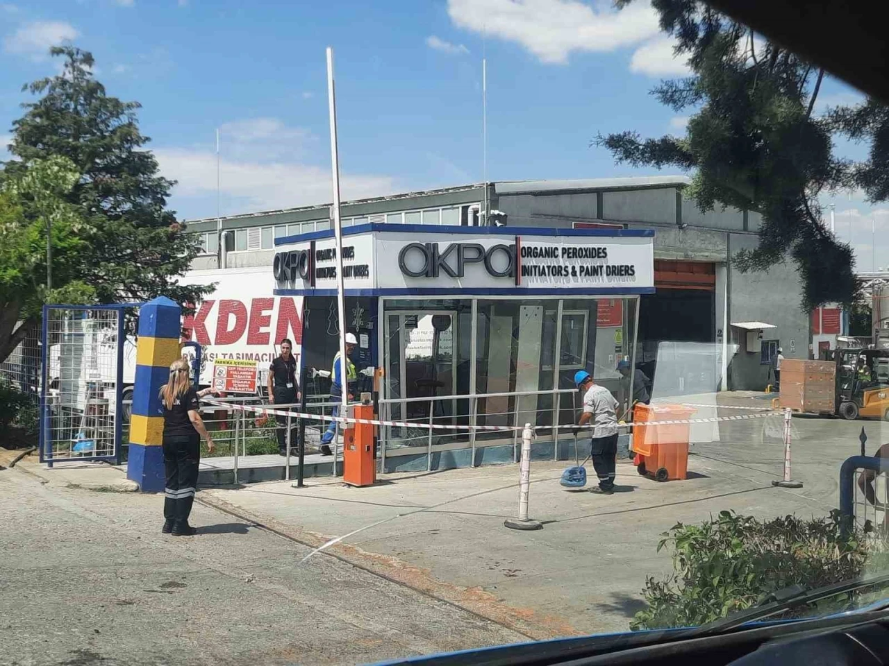 Kontrolden çıkan tır, güvenlik kulübesine çarptı: 1 yaralı
