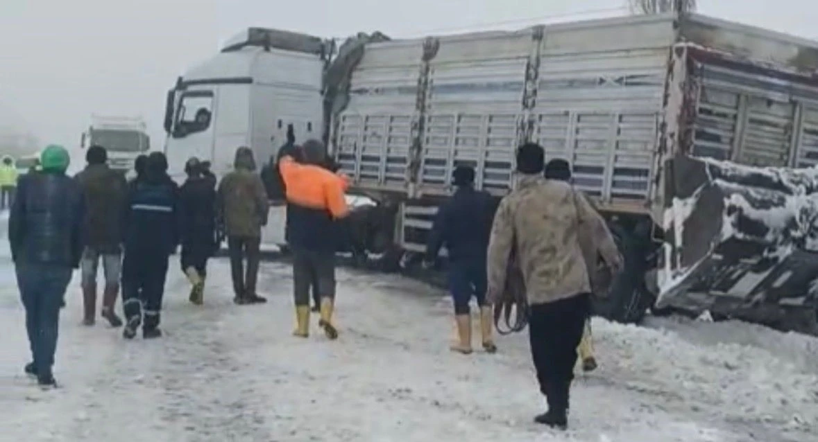 Kontrolden &ccedil;ıkan tır yolu kapattı, kilometrelerce ara&ccedil; kuyruğu oluştu
