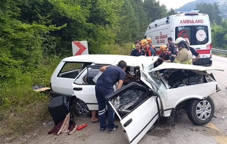 Kontrolden &ccedil;ıkan tırın dorsesi faciaya neden oldu: 1 &ouml;l&uuml; 2 yaralı
