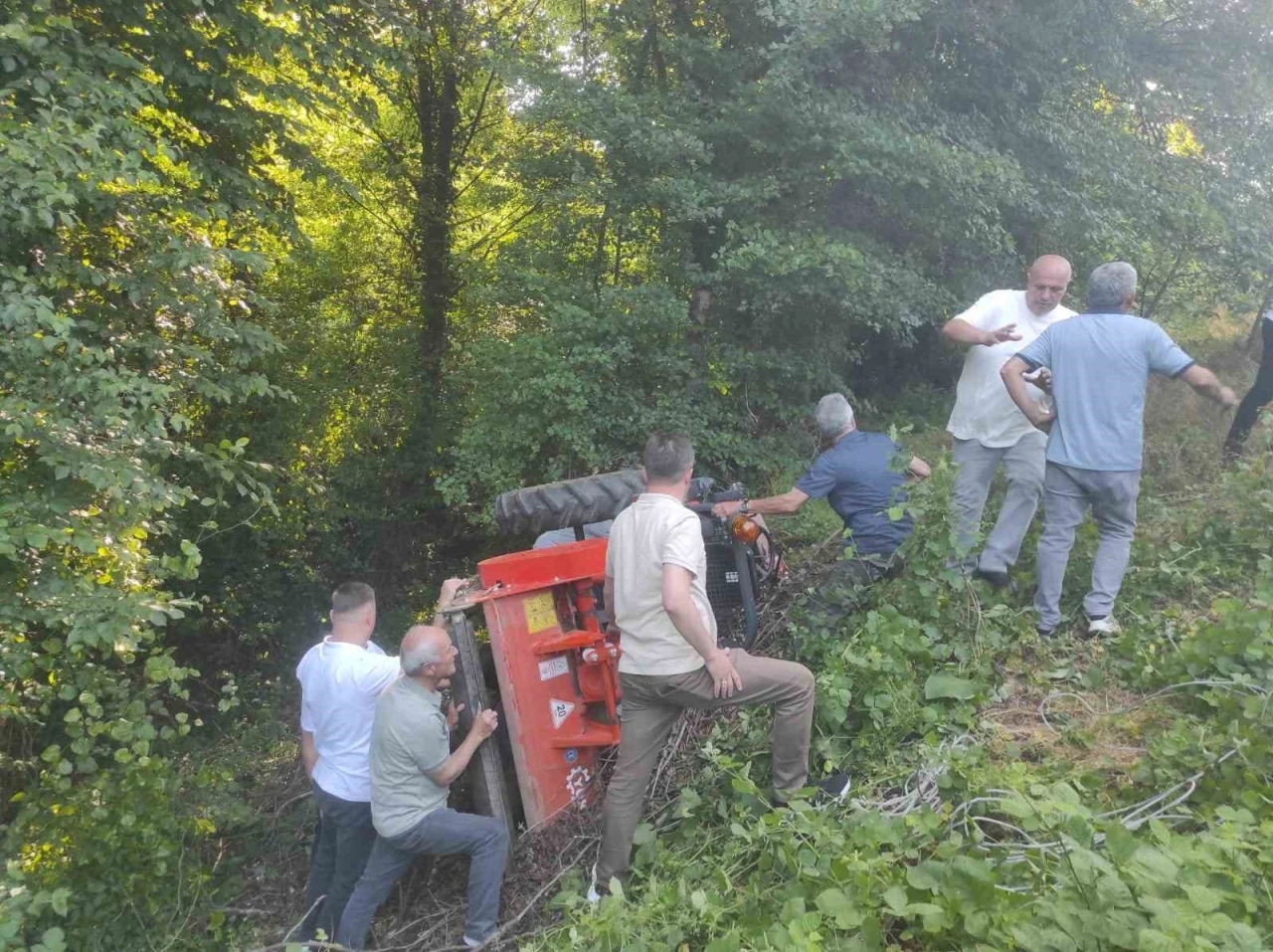 Kontrolden çıkan traktör devrildi: 1 yaralı
