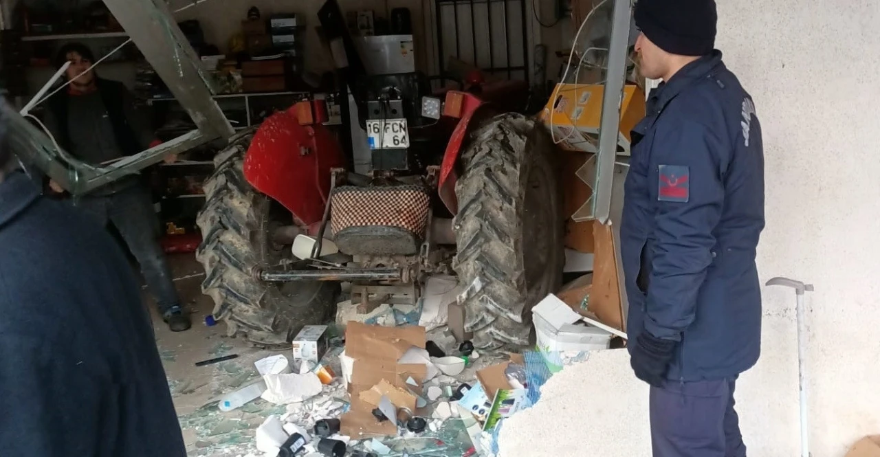 Kontrolden &ccedil;ıkan trakt&ouml;r iş yerine daldı
