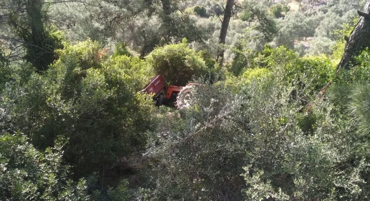 Kontrolden çıkan traktör ormanlık alana devrildi: 2 yaralı
