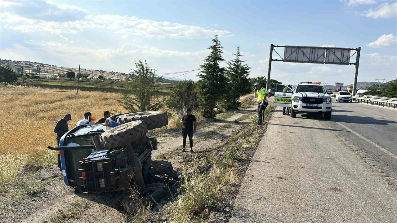 Kontrolden &ccedil;ıkan trakt&ouml;r şarampole devrildi: 1 yaralı
