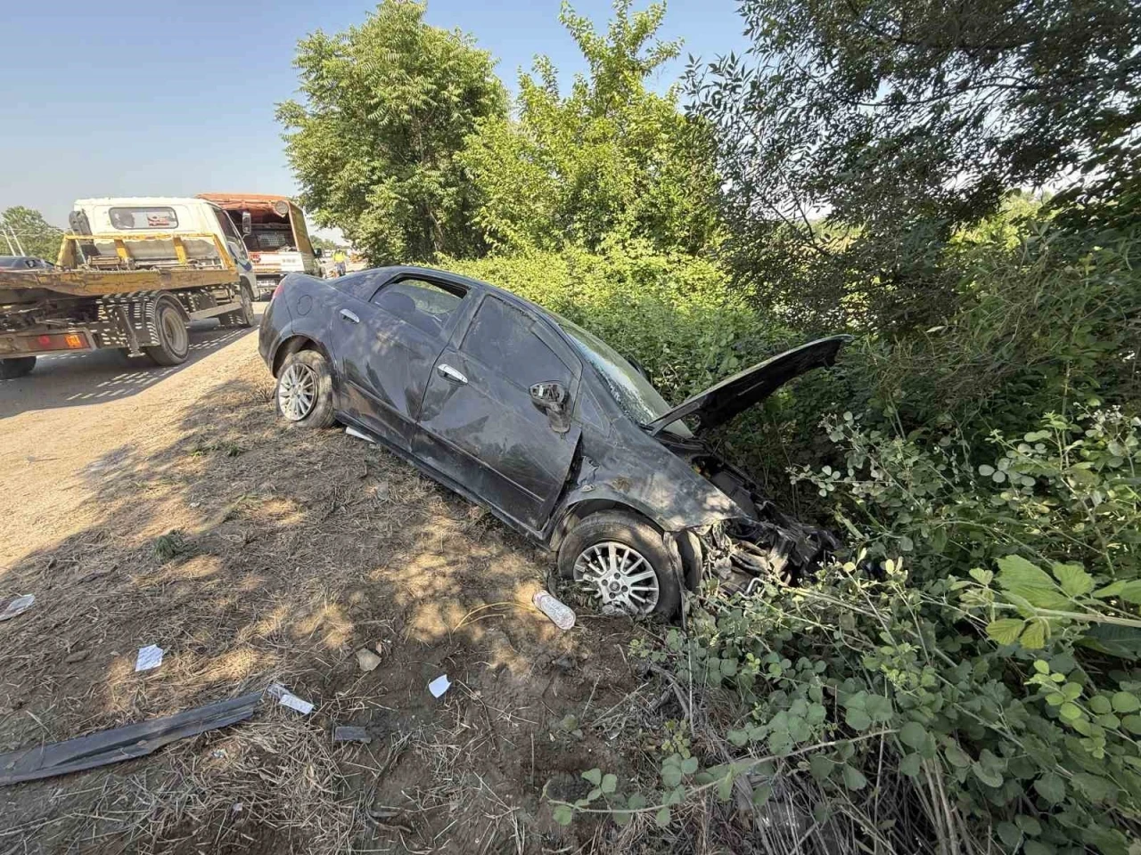 Kontrolden çıkarak bariyerlere çarpan otomobile tanker çarptı: 7 yaralı
