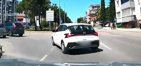 Kontrols&uuml;z şerit değiştiren s&uuml;r&uuml;c&uuml; kazaya davetiye &ccedil;ıkardı
