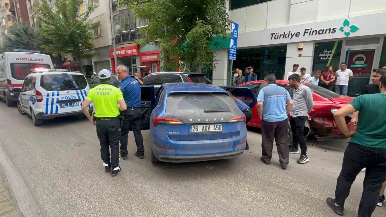 Kontrolü kaybedilen otomobil park halindeki araçlara çarptı
