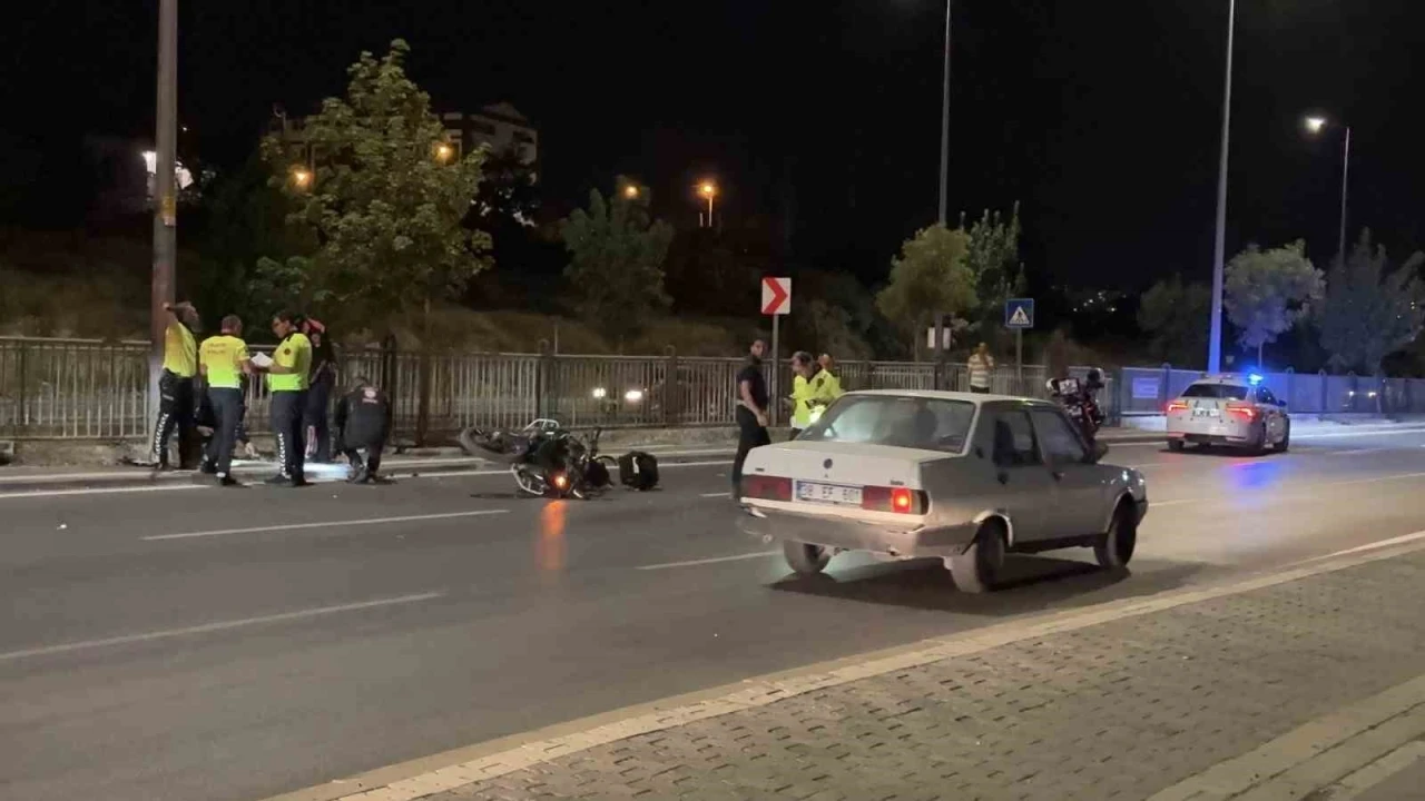 Kontrol&uuml; kaybolan motosikletli polis direğe &ccedil;arptı: 1 yaralı
