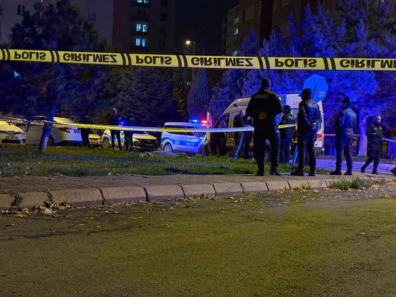 Konuşmak için çağırdığı eşini sokak ortasında öldürdü
