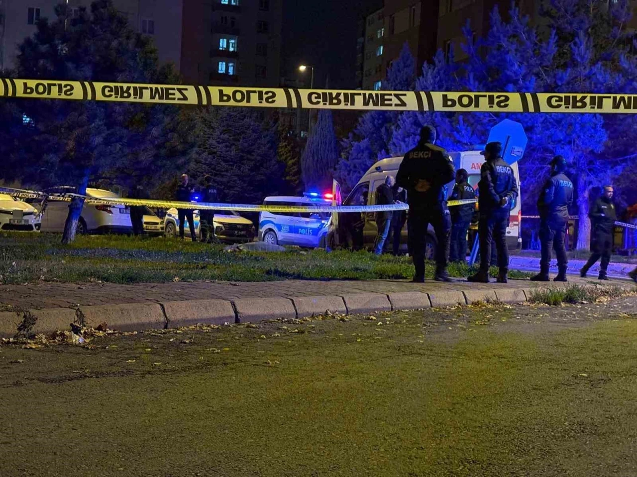 Konuşmak için çağırdığı eşini sokak ortasında öldüren şahıs tutuklandı
