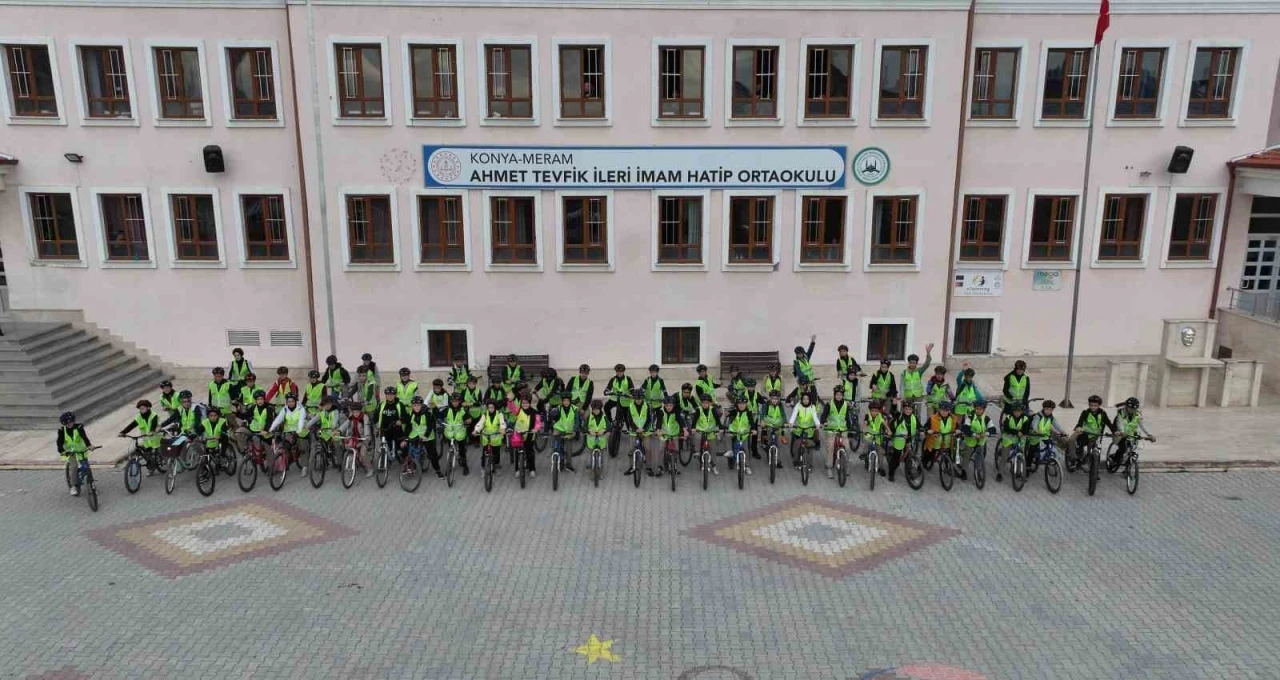 Konya Büyükşehir’in &quot;Güvenli Okul Yolları Projesi&quot; sonrası okula bisikletle giden öğrenci sayısı artıyor
