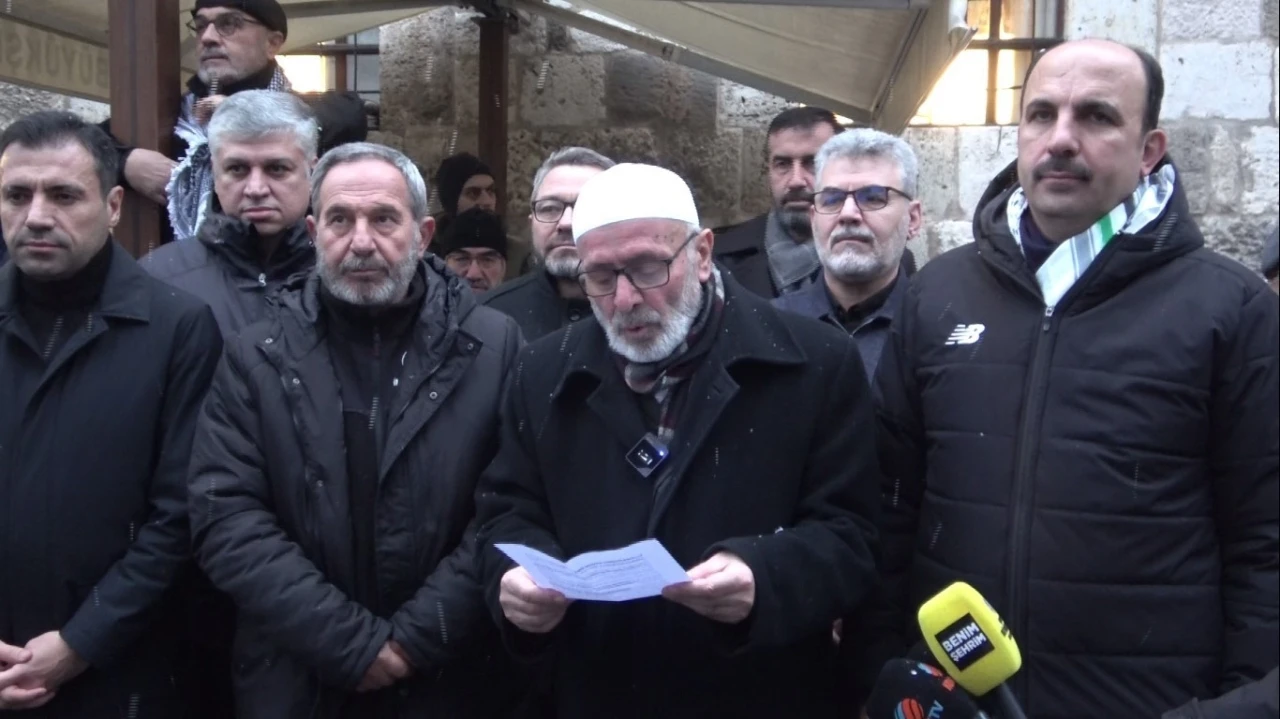 Konya&rsquo;da aileler yeni yılın ilk sabah namazında camide buluştu
