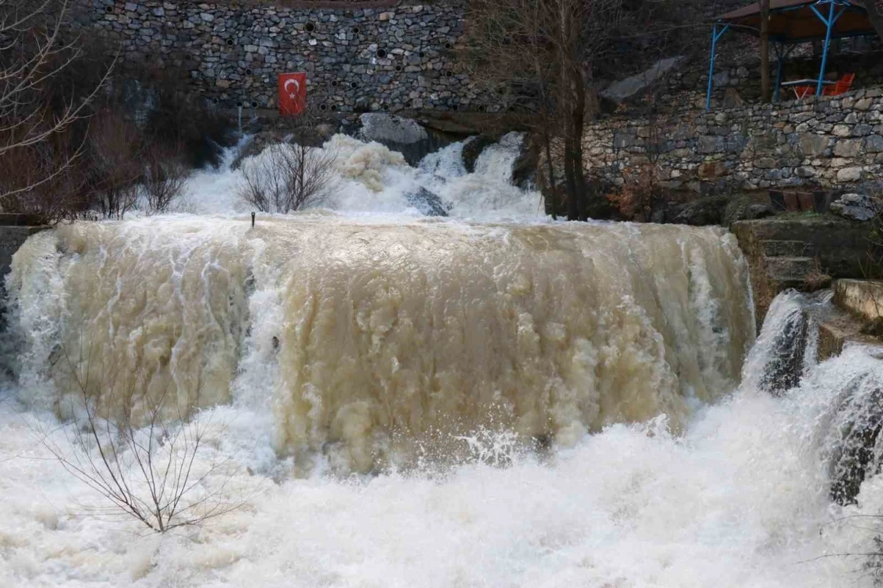 Konya&rsquo;da eriyen kar suları G&ouml;ksu Nehri&rsquo;ni coşturdu
