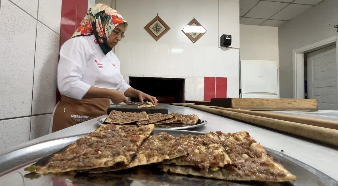 Konya’da etli ekmek kadın ustanın elinde lezzet buluyor
