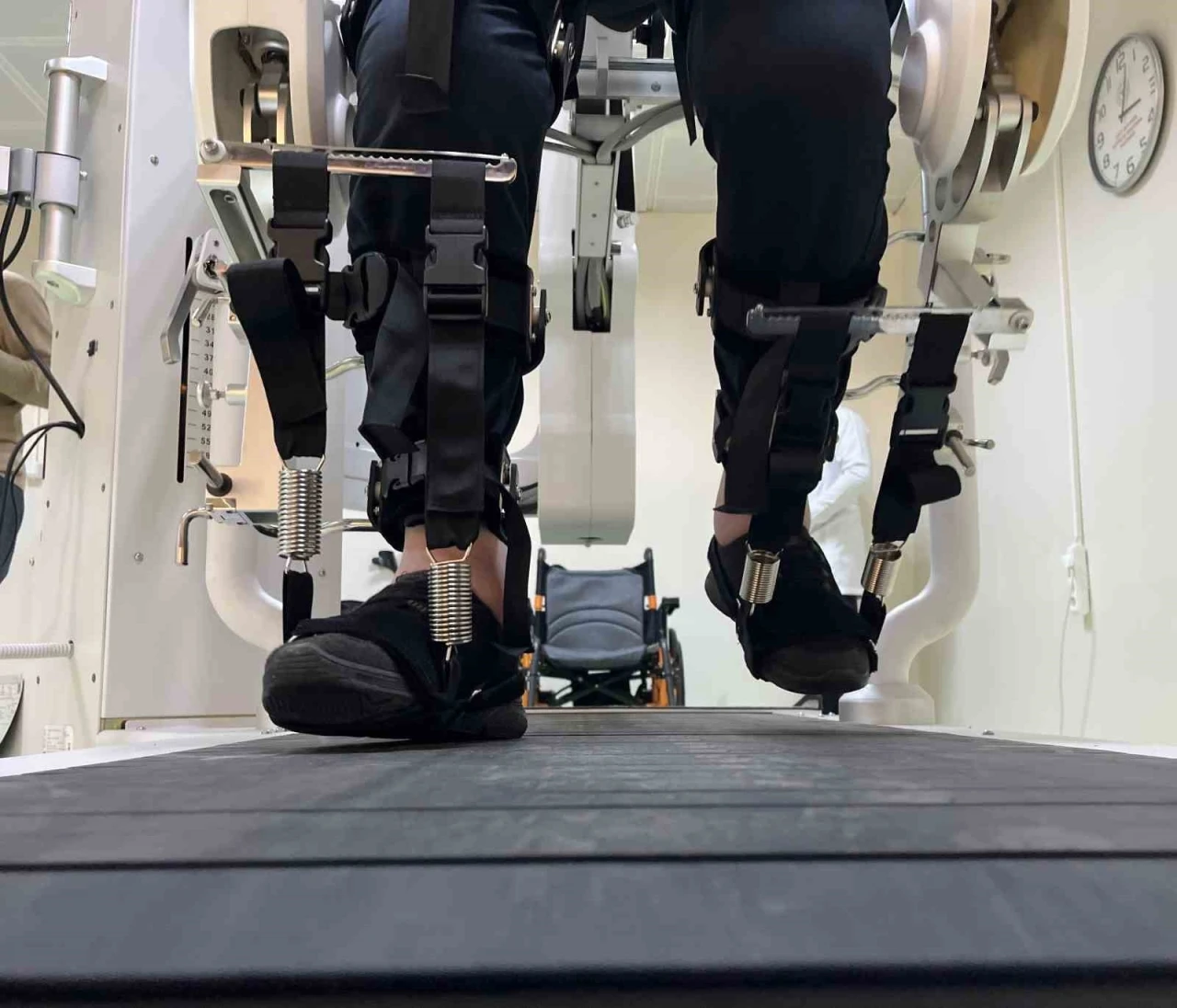 Konya&rsquo;da fel&ccedil; hastalar i&ccedil;in y&uuml;r&uuml;me robotu kapasitesi arttı
