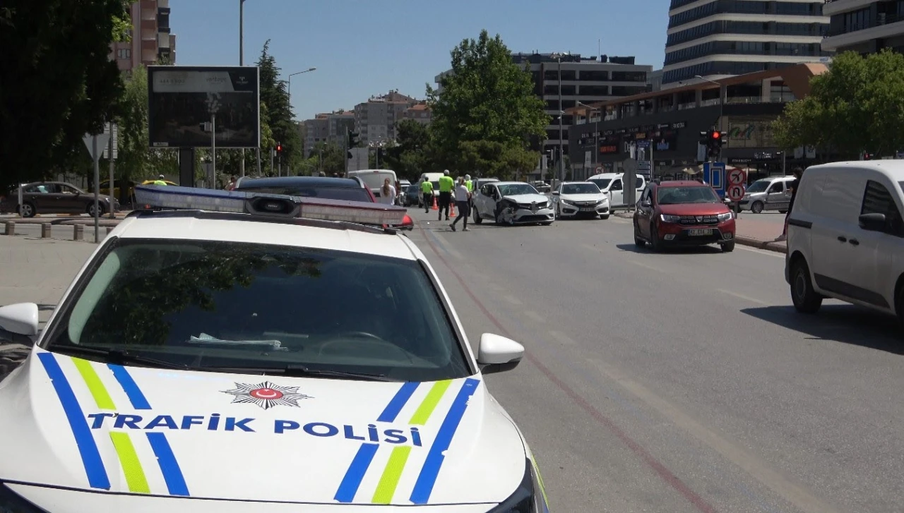 Konya’da hatalı dönüş kazası: 3 yaralı
