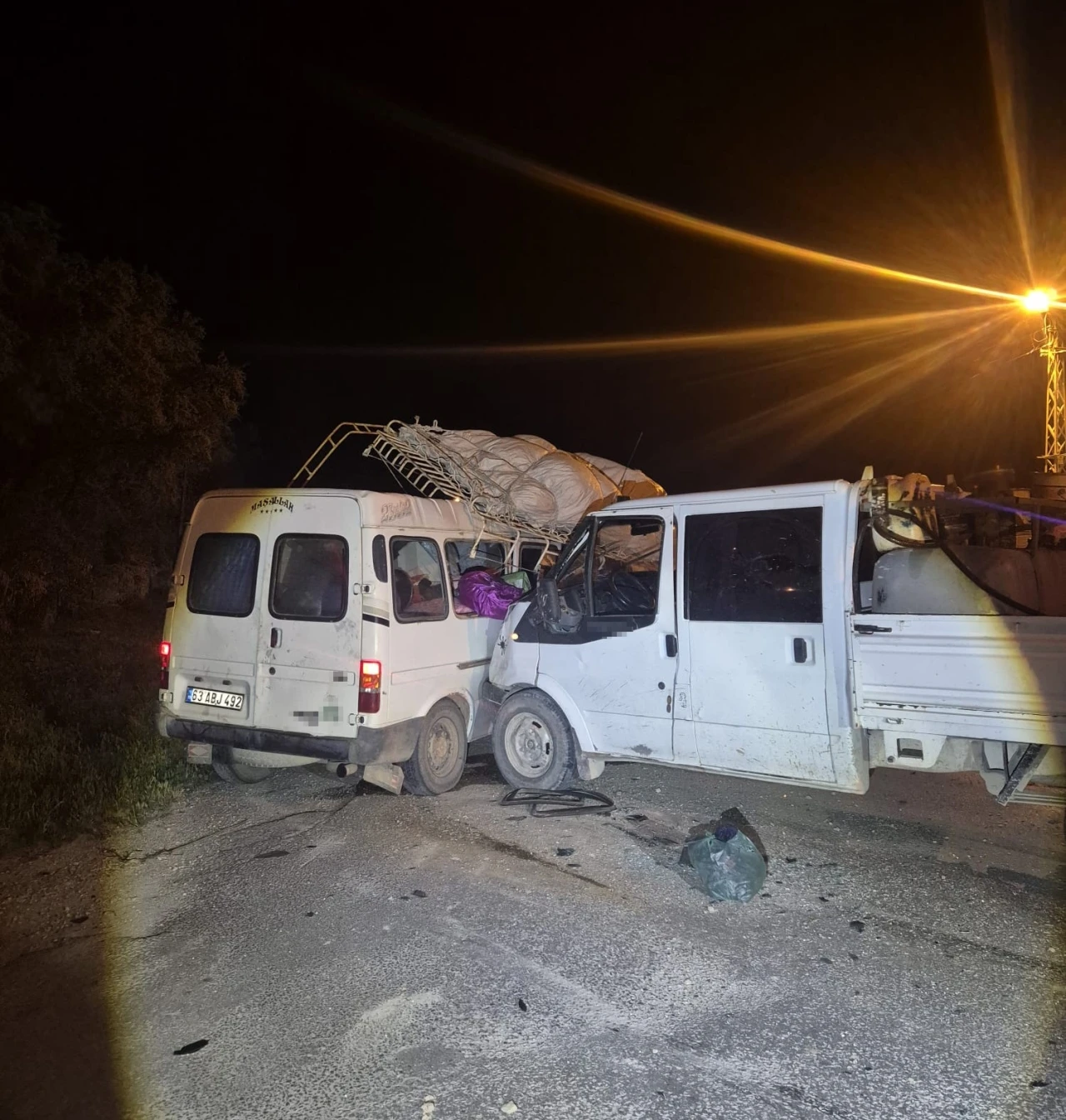 Konya&rsquo;da kamyonet ile minib&uuml;s &ccedil;arpıştı: 7 yaralı
