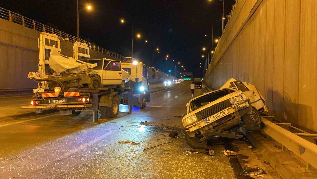 Konya’da karşı şeride geçen otomobil 2 araca çarptı: 6 yaralı
