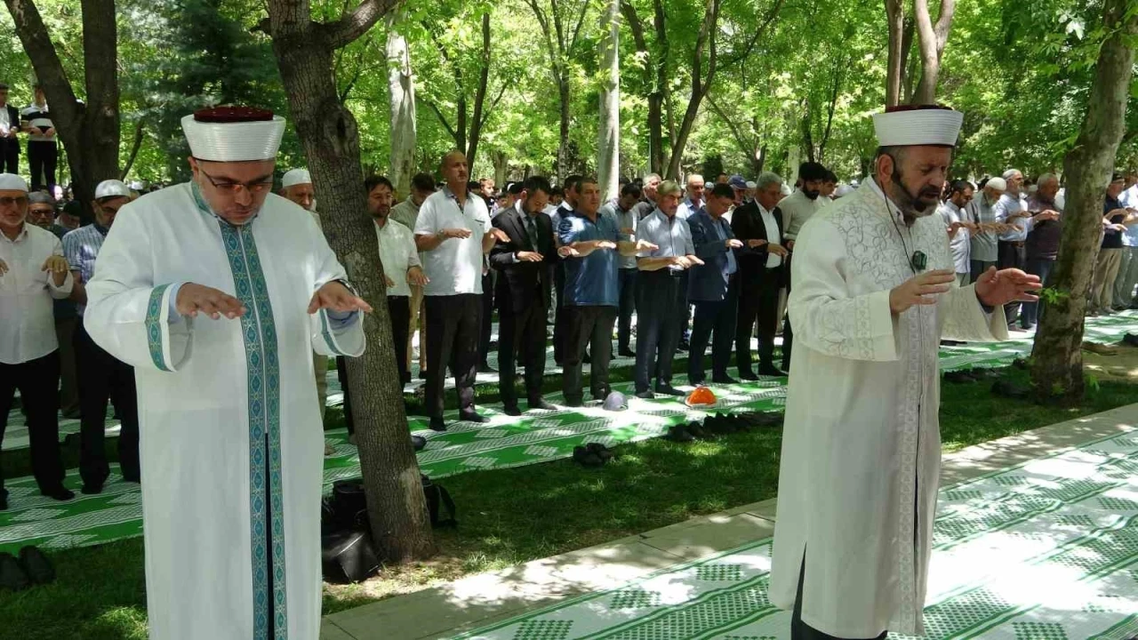 Konya’da Namazgah’ta eller yağmur için semaya kalktı
