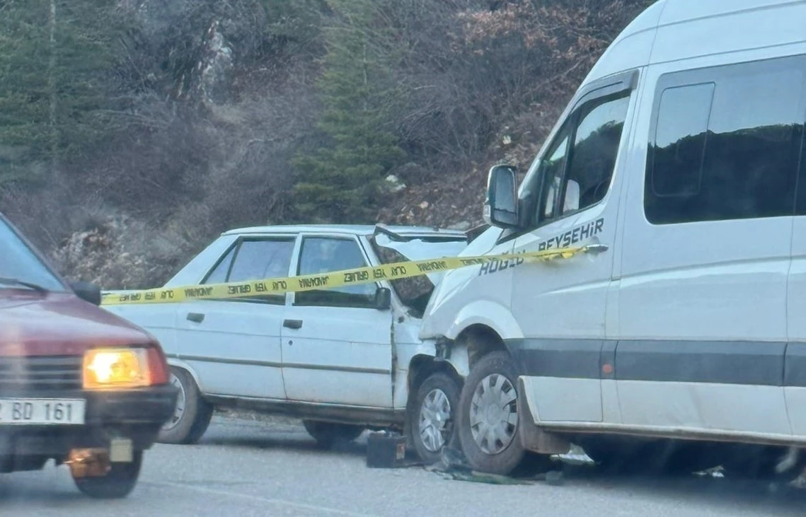 Konya&rsquo;da otomobil ile yolcu minib&uuml;s&uuml; &ccedil;arpıştı: 1 &ouml;l&uuml;, 1 yaralı
