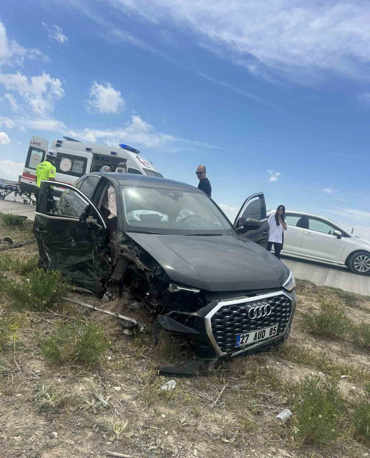 Konya’da otomobil kamyona çarptı: 2 yaralı

