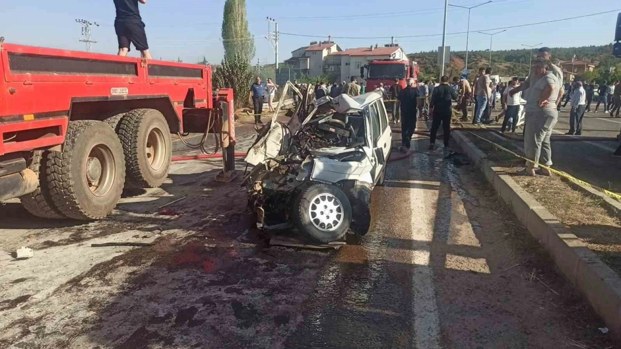 Konya’da otomobil tırla çarpıştı: 3 ölü
