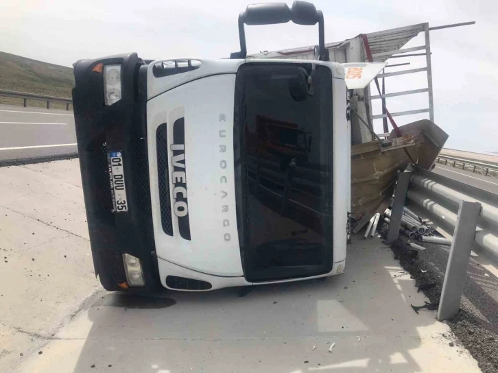 Konya’da plastik boru yüklü kamyon devrildi: 1 yaralı
