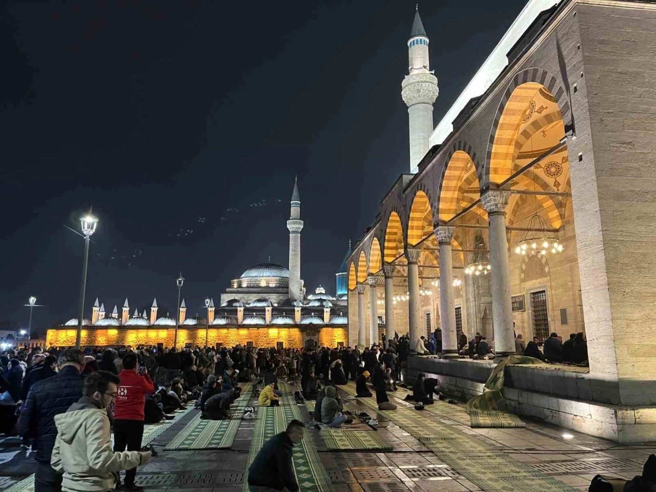 Konya&rsquo;da Regaib Kandili&rsquo;nde eller semaya a&ccedil;ıldı
