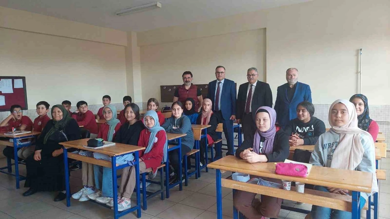 Konya’da şehit annesi oğlunun adının verildiği okulda öğrencilerle buluştu
