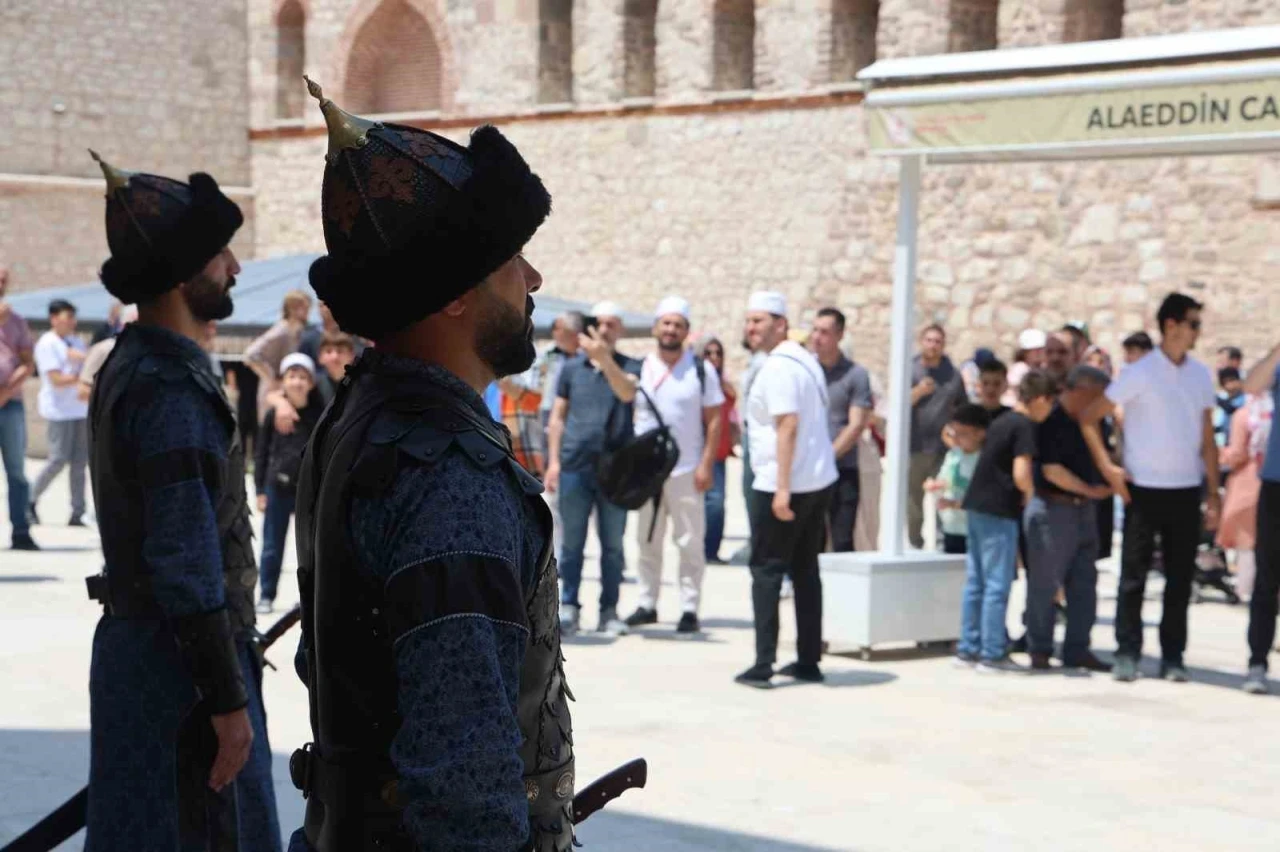 Konya&rsquo;da Sel&ccedil;uklu Sultanlar T&uuml;rbesi&rsquo;nde saygı n&ouml;beti değişimi
