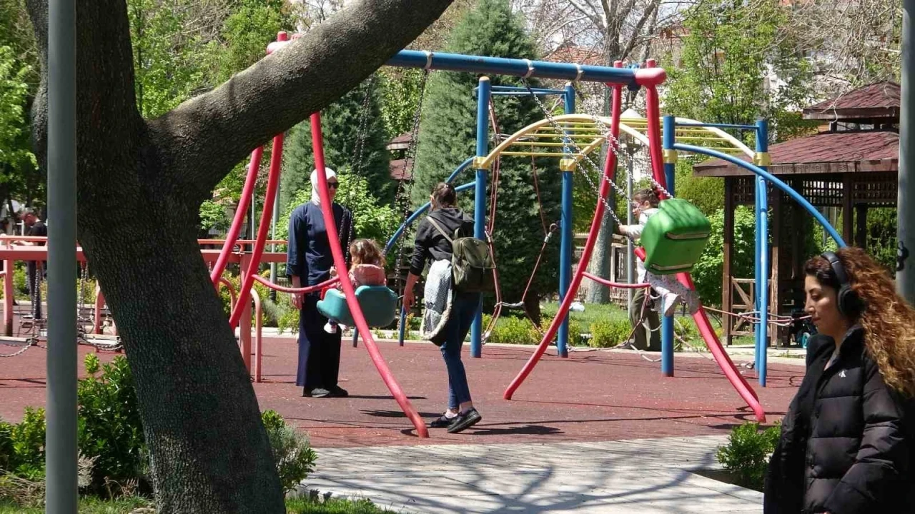 Konya’da vatandaşlar yağışlı haftanın sonunu güneşli havada parklarda değerlendirdi
