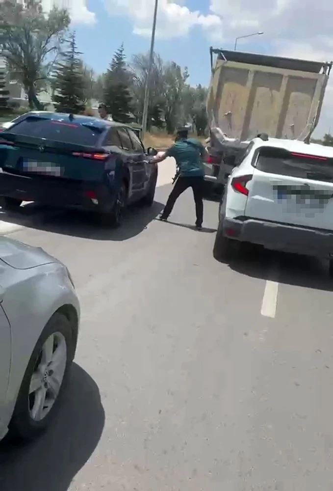 Konya polisinden uyuşturucu sevkiyatına darbe: 900 kilogram uyuşturucu &uuml;retilebilen ham madde ele ge&ccedil;irildi
