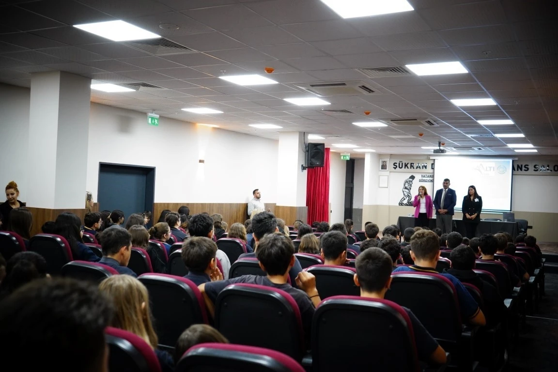 Konyaaltı Belediyesi okul kütüphanesine kitap bağışı yaptı
