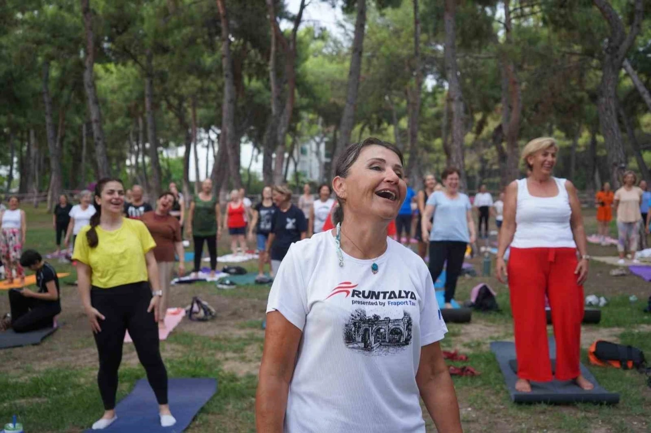 Konyaaltılılar keman dinletisi eşliğinde yoga yaptı
