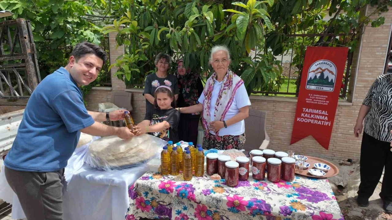 Kooperatif üyesi kadınlar bayram öncesi doğal ve lezzetli ürünleri pazara çıkardı
