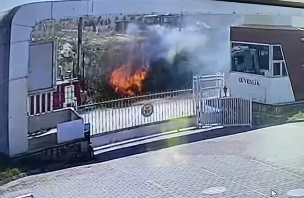 Kopan elektrik kablosu saman balyalarını küle çevirdi, o anlar güvenlik kamerasına yansıdı
