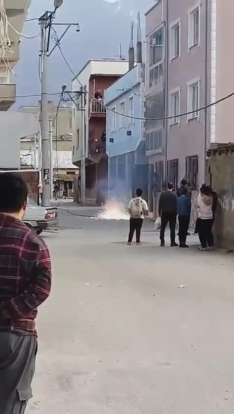 Kopan elektrik kablosundan çıkan kıvılcımlar korkuttu

