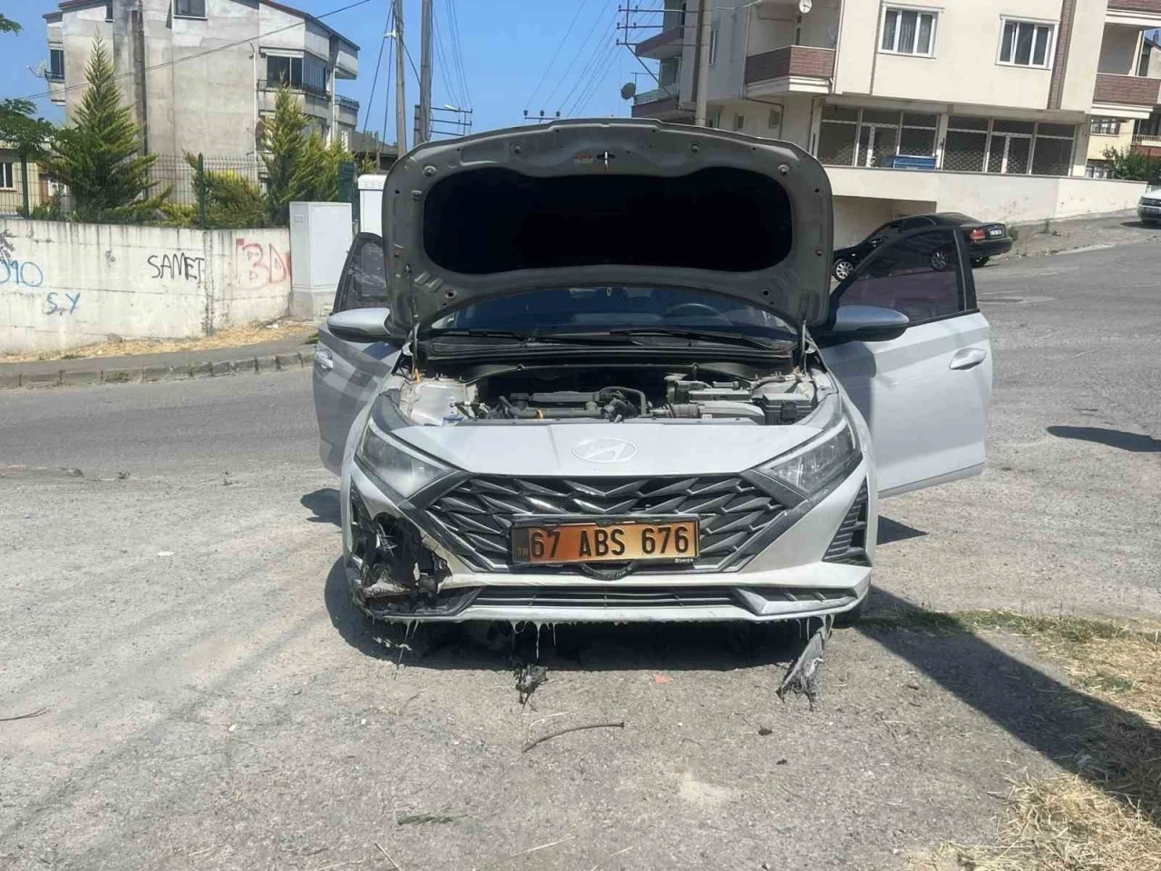 Kopan elektrik telleri otları, otlarda aracı yaktı
