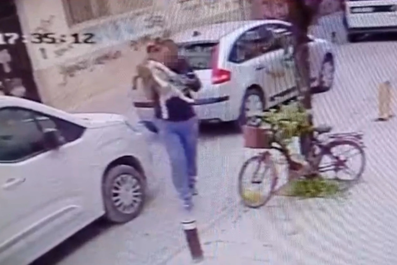 Köpeği, çişini yaptırmak için indirip yere fırlattı
