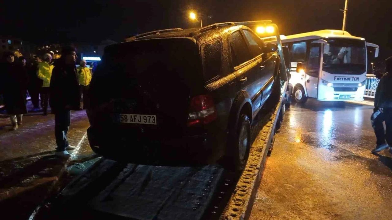 K&ouml;pr&uuml; korkuluklarında asılı kalan cip nehre d&uuml;şmekten son anda kurtuldu
