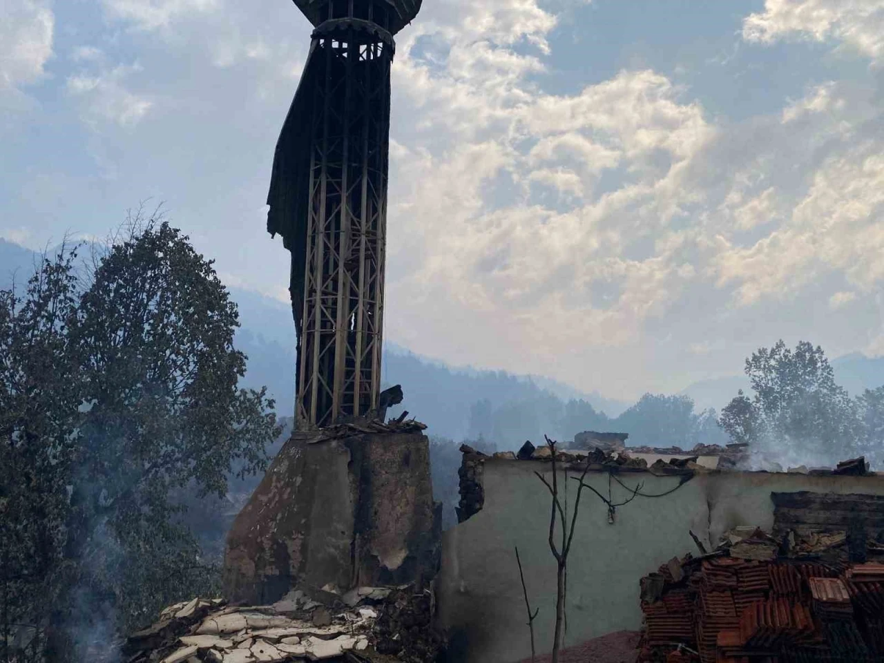 Köprücek Köyü Camii için için yanıyor
