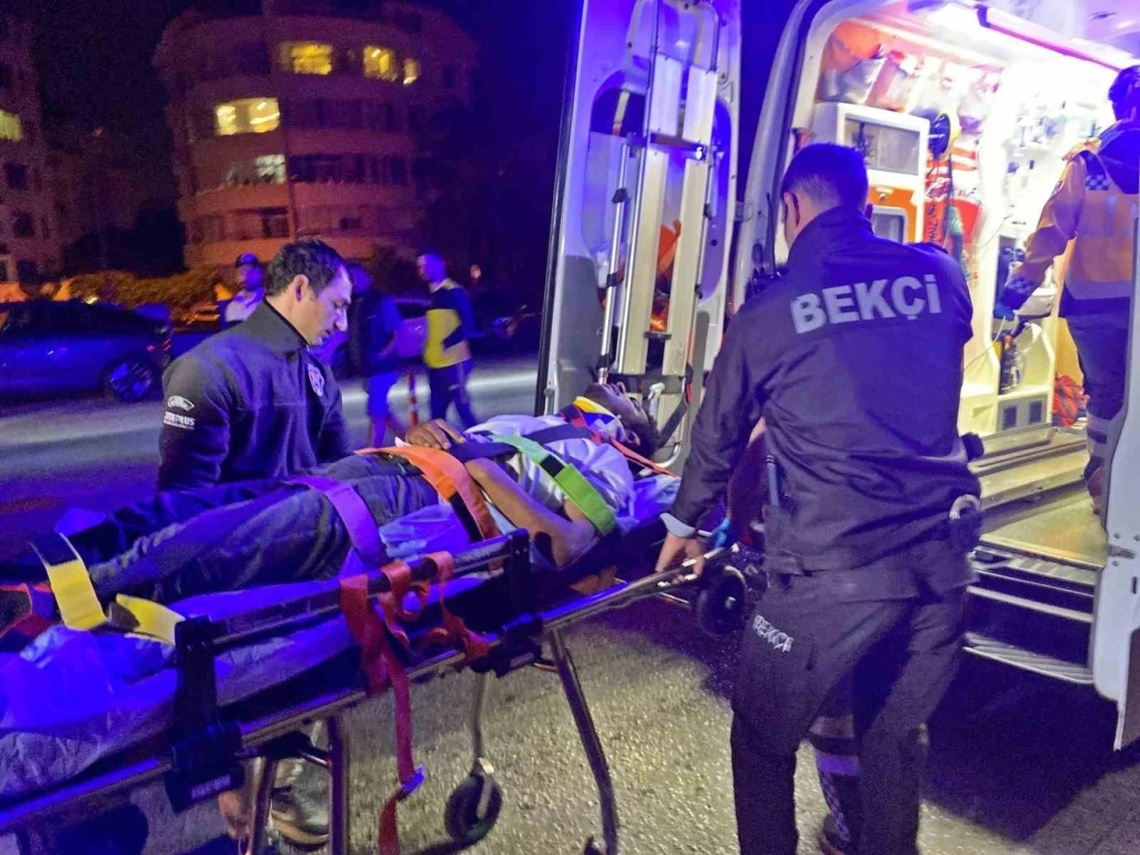 Köprüden beton zemine düştü, vinçle kurtarıldı
