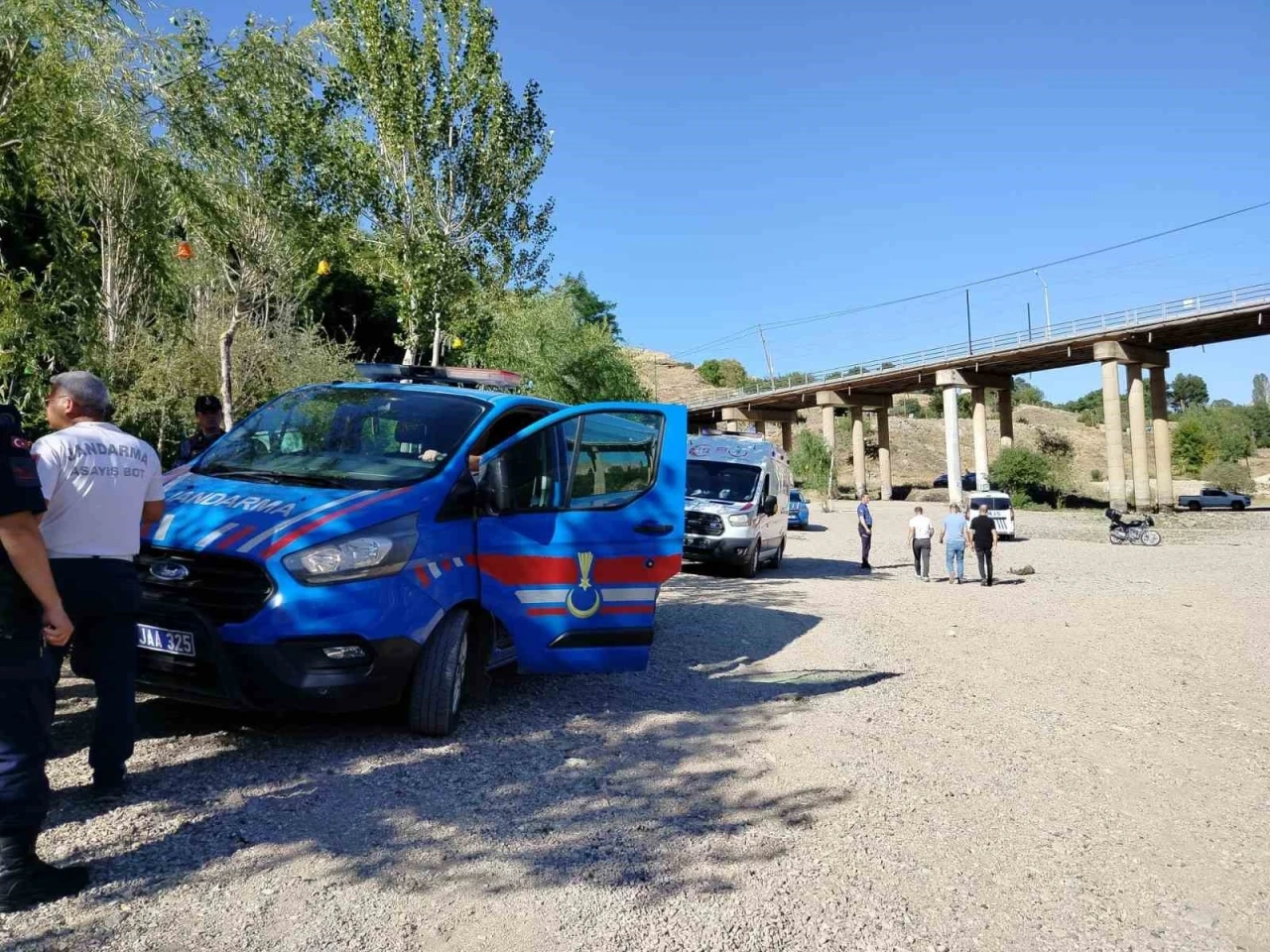 Köprüden nehre atlayan yaşlı adamı tekne turu yapanlar kurtardı
