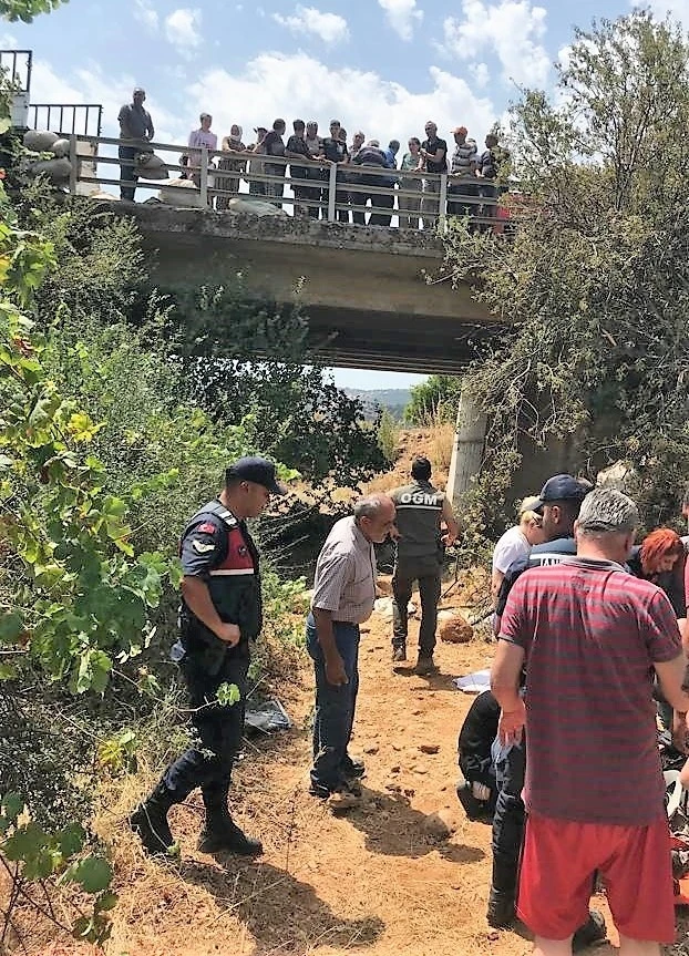 Köprüye çarpan kamyonetteki tarım işçilerini dereye düştü: 1 ölü, 3 yaralı
