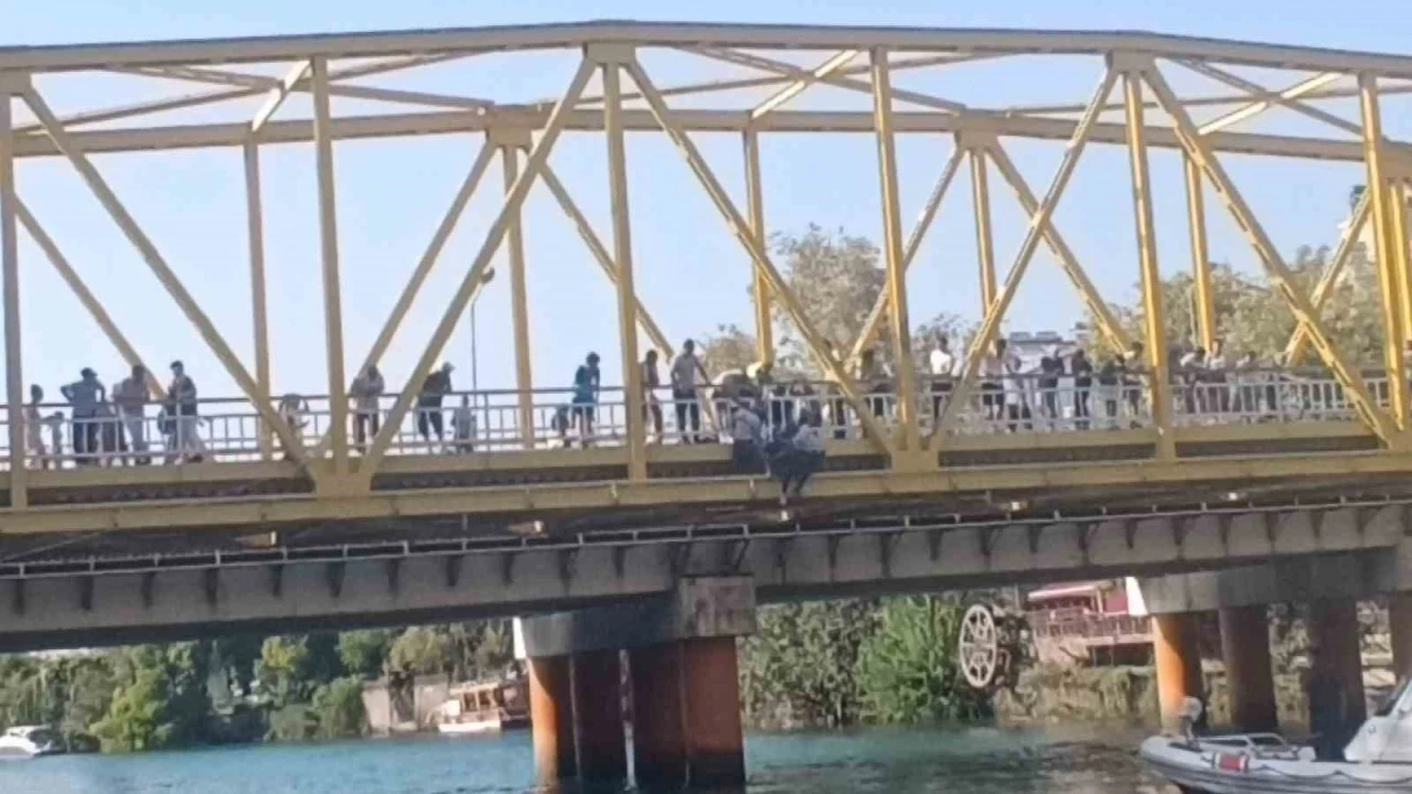 Köprüye çıkan şahsı Özel Güvenlik görevlileri vazgeçirdi
