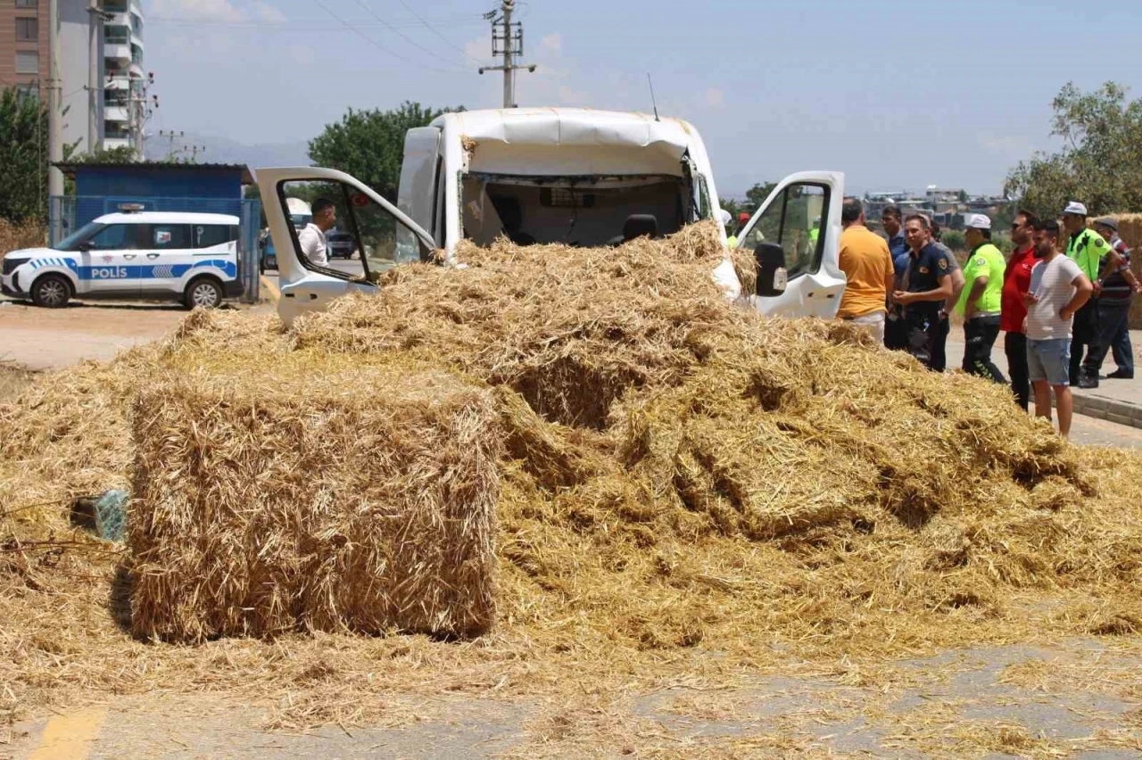 K&ouml;pr&uuml;ye takılan saman balyaları kamyonetin &uuml;zerine devrildi: 1 yaralı
