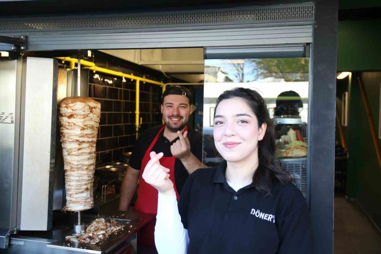 Kore’de döner kesmeyi öğrendiler Eskişehir’de dükkan açtılar
