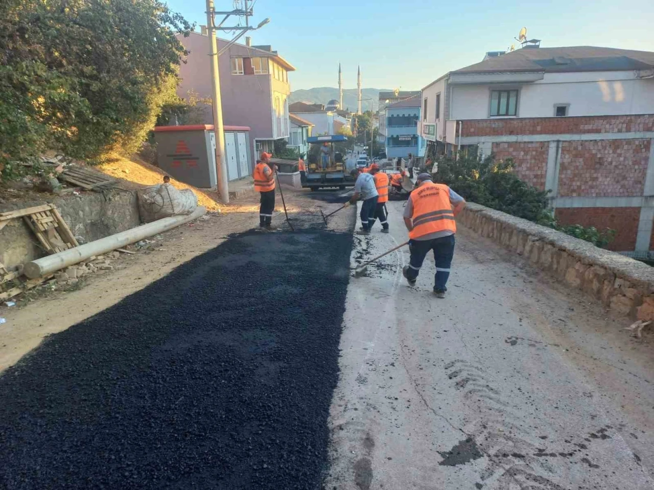 Körfez’de 2 mahalleye 210 ton sıcak asfalt
